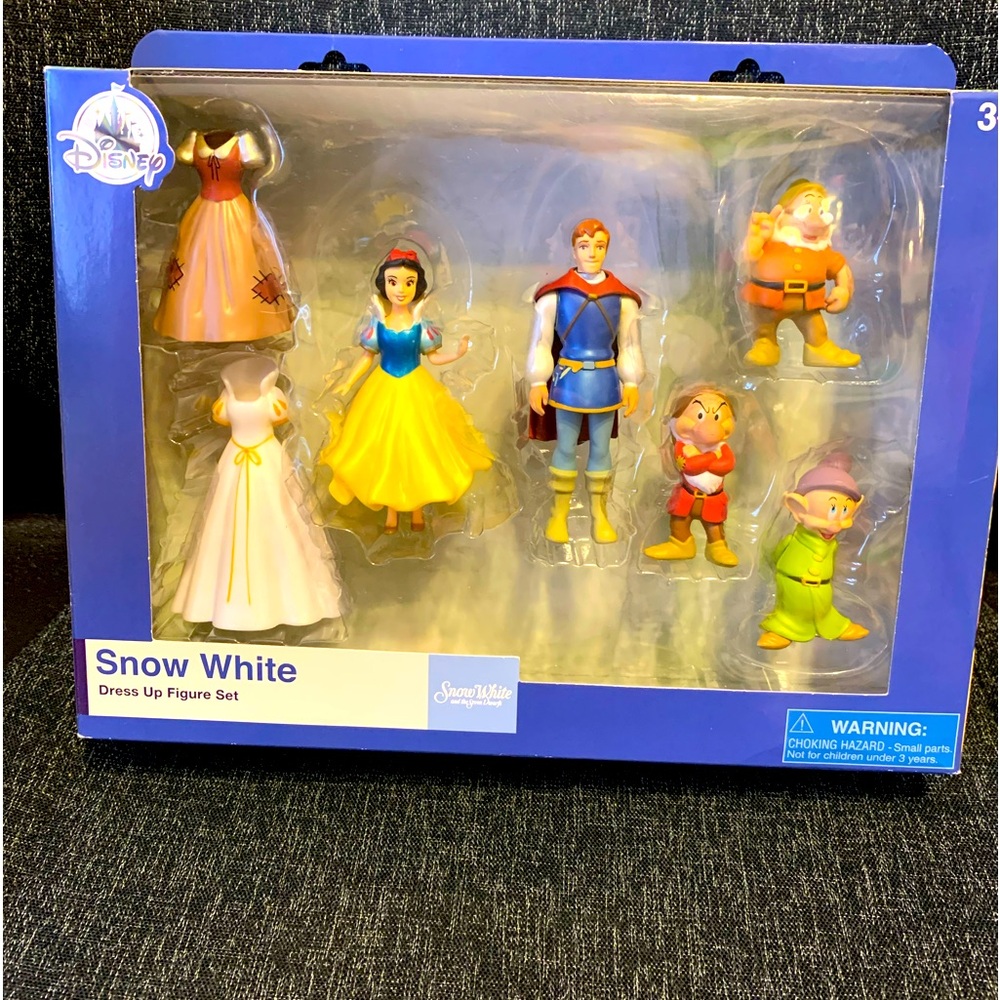 Disney’s Snow White 
Dress up figure set